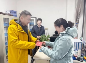 黄旭华的灵堂内 这些花圈落款没有姓名，来自他的同事们