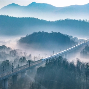 飞越群山