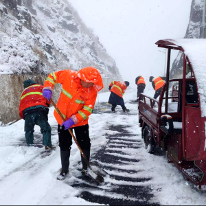 黄山：以“雪”为令 全力守护出行平安路