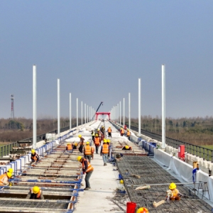 不负好春光 铁路建设忙