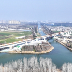 阜淮铁路利辛西淝河特大桥顺利完成合龙