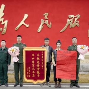 跨越2100公里奔赴安徽，只为当面对两名武警战士说声“谢谢”！ ...