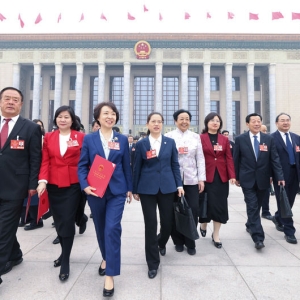 钟华论：像海燕一样搏风击浪振翅飞翔