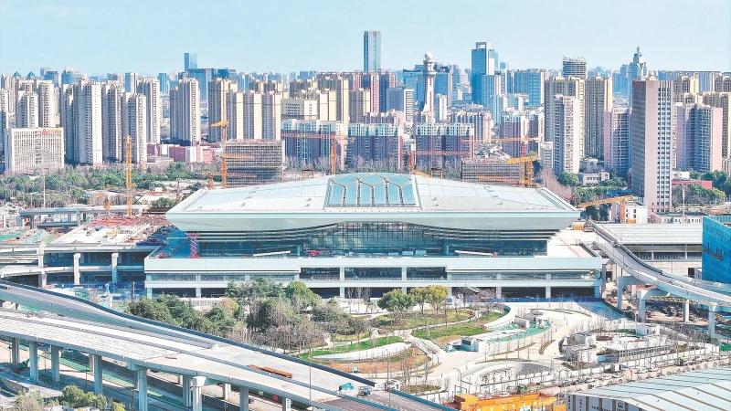 3月16日拍摄的新合肥西站项目建设现场。目前该站西侧站房主体工程基本完成，东侧站房地下结构已全部完成，作为合肥铁路枢纽的三大客运站之一、国家“八纵八横”高速铁路网京港（台）通道上的主要客运站之一，新合肥西站计划2025年底与合新高铁同步开通运营。.jpg