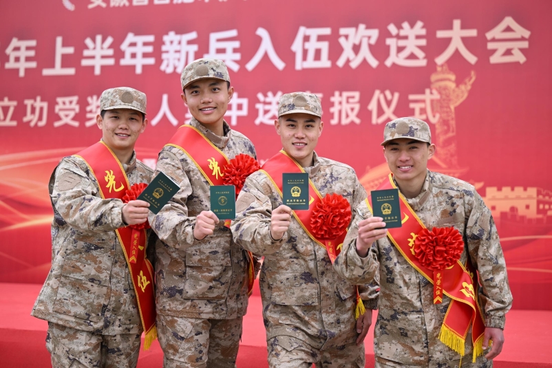 图10：2025年3月13日，安徽合肥，在安徽省合肥市国防动员训练基地，新兵在展示职业技能鉴定证书。（徐伟摄影）.JPG