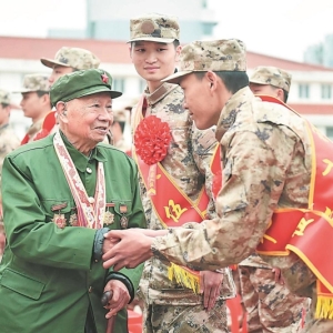 披戎装 踏征程