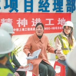 人大代表宣讲全国两会精神