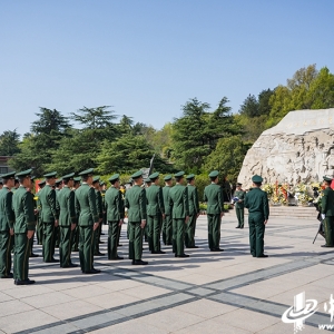 武警官兵清明祭英烈