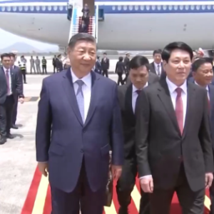 习近平抵达河内对越南进行国事访问