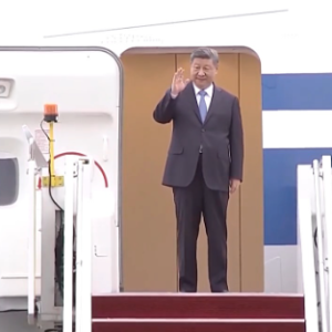 习近平抵达吉隆坡对马来西亚进行国事访问