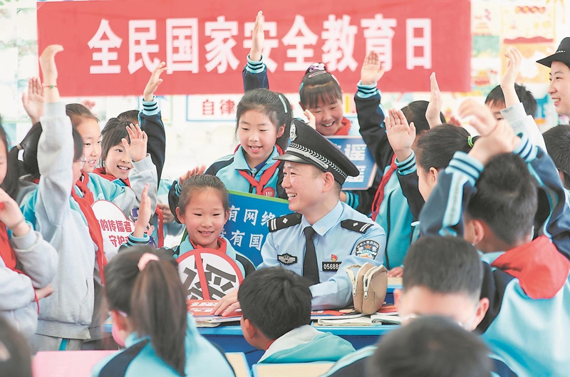 4月14日，舒城县公安局网监大队联合城中派出所走进舒城师范学校附属小学，通过生动讲解、互动体验等形式，为学生带来一堂别开生面的国家安全教育课。.jpg