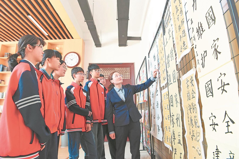 4月15日，淮南市凤台县第四中学开展“国家安全 青春挺膺”主题团日活动，以此提高学生维护国家安全的意识。.jpg