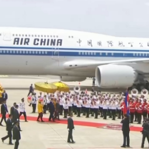 独家视频丨习近平检阅柬埔寨仪仗队