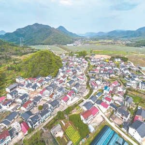 朵朵山花摇春波 山歌美景醉游客