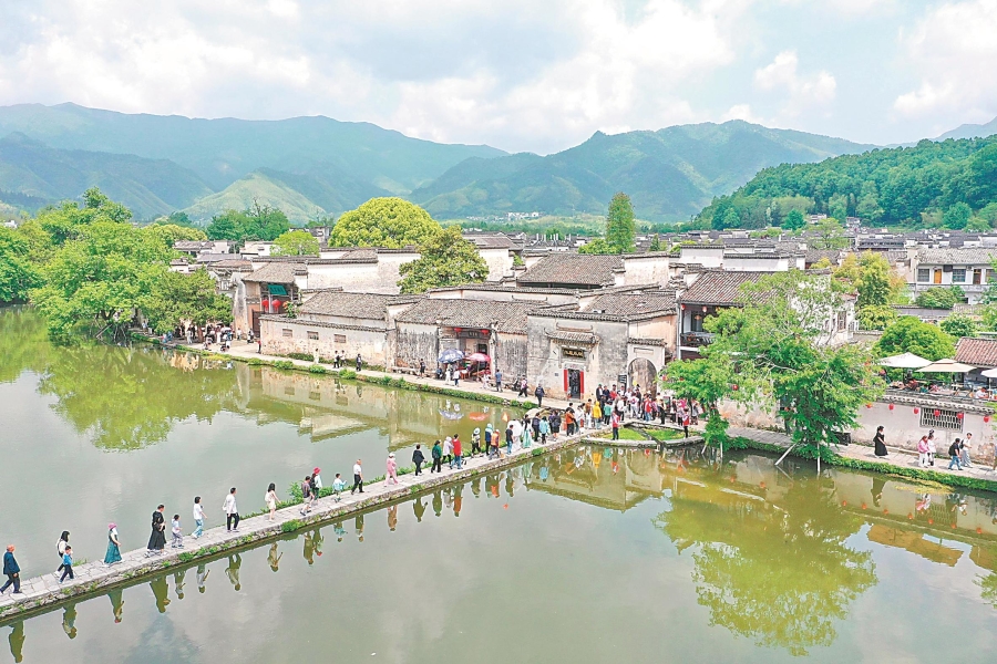 宏村景区游人如织