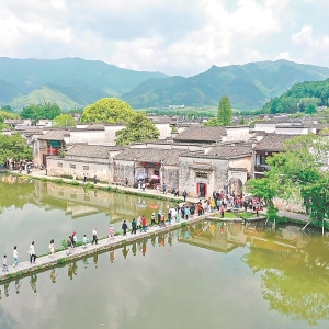 宏村景区游人如织